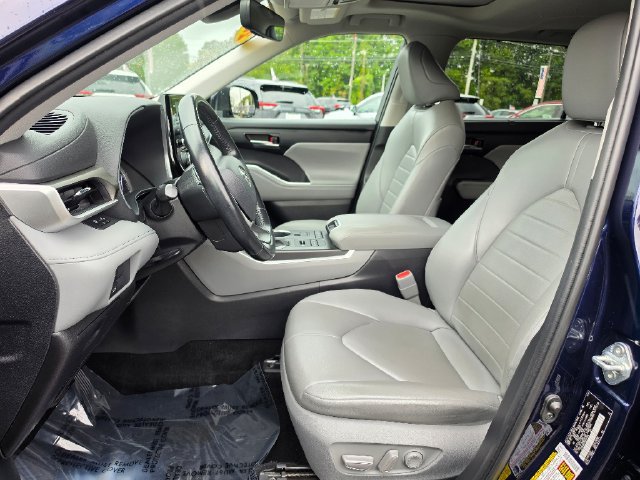 Used 2022 Toyota Highlander XLE AWD/4WD image 21
