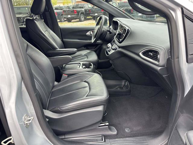 Used 2023 Chrysler Pacifica Touring-L w/ S Appearance Package FWD image 18