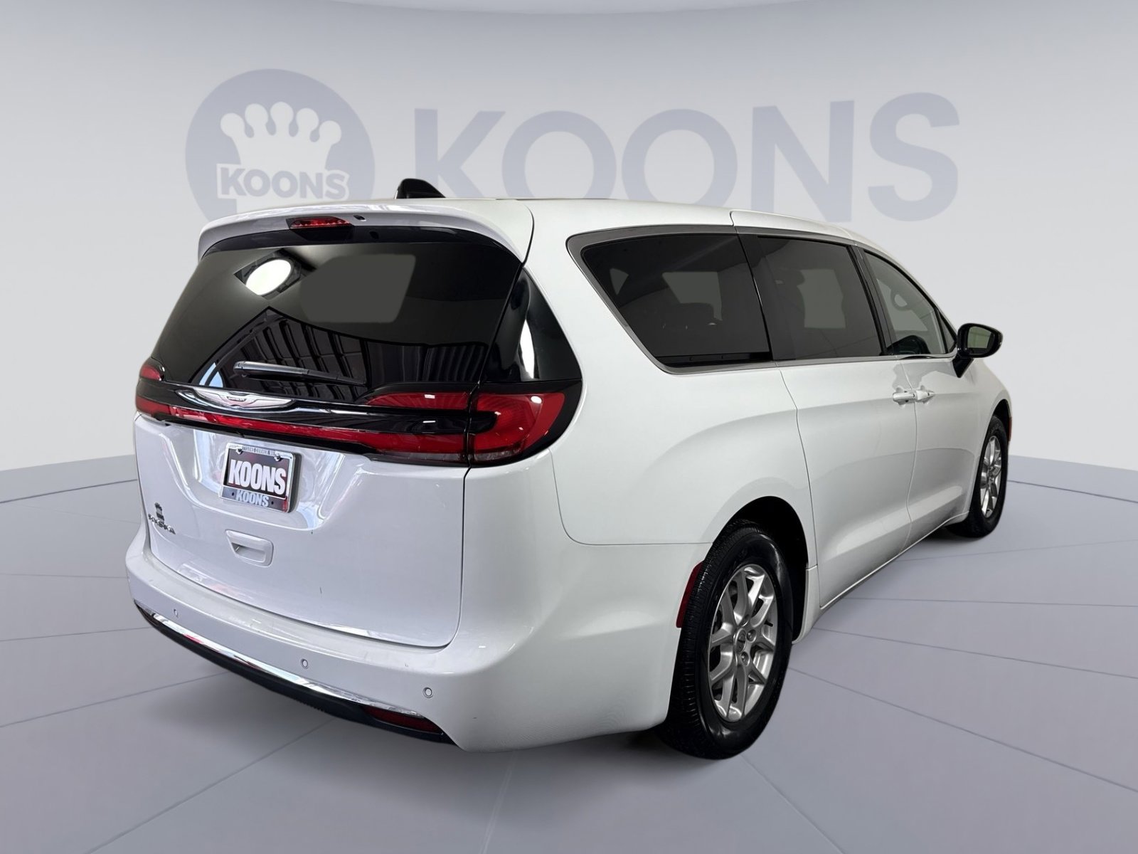 Used 2025 Chrysler Pacifica Select image 7