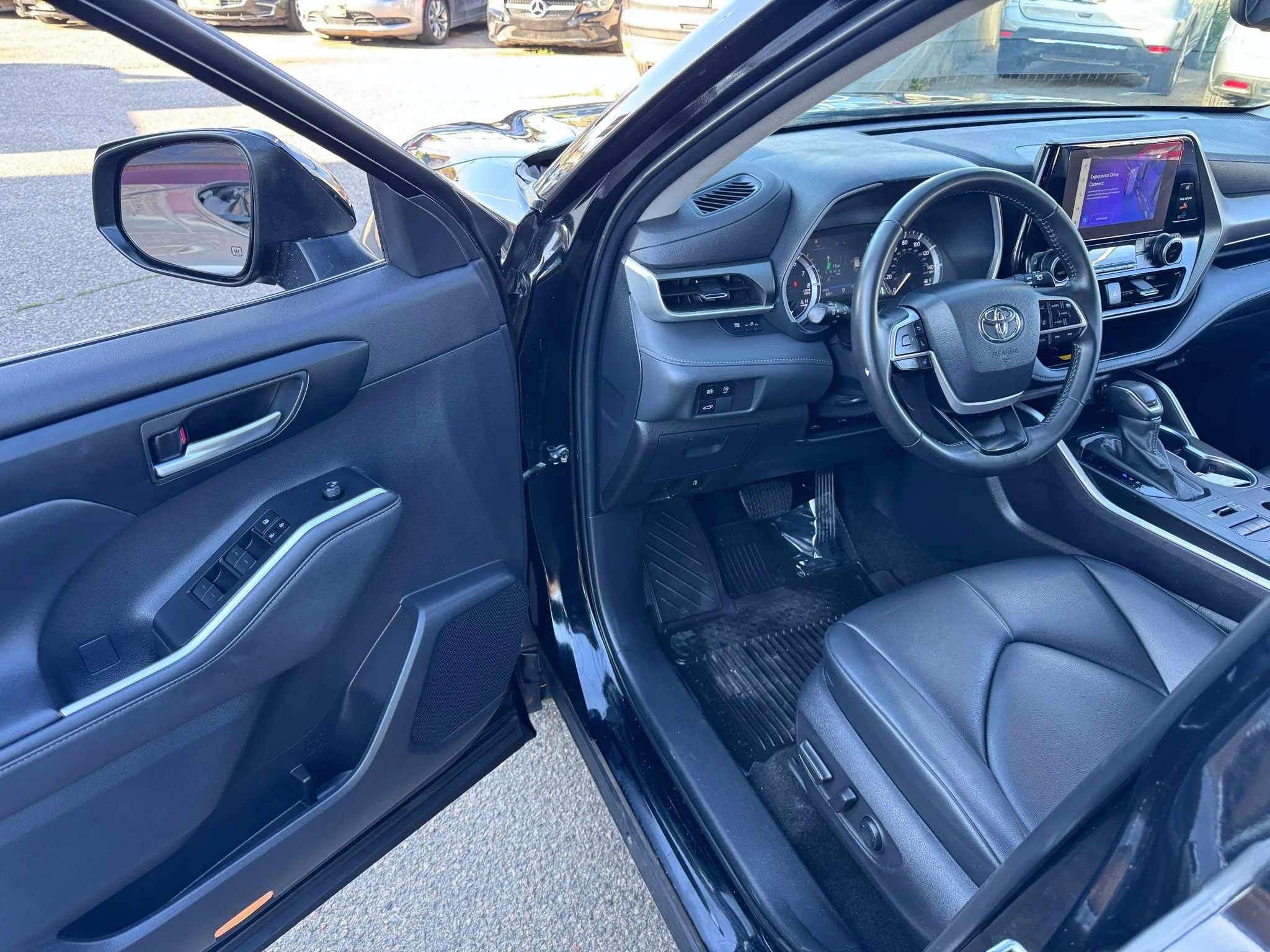 Used 2024 Toyota Highlander XLE image 12