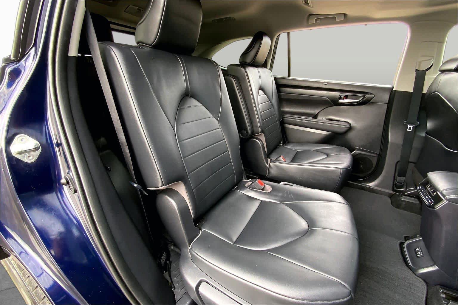 Used 2020 Toyota Highlander XLE AWD/4WD image 19