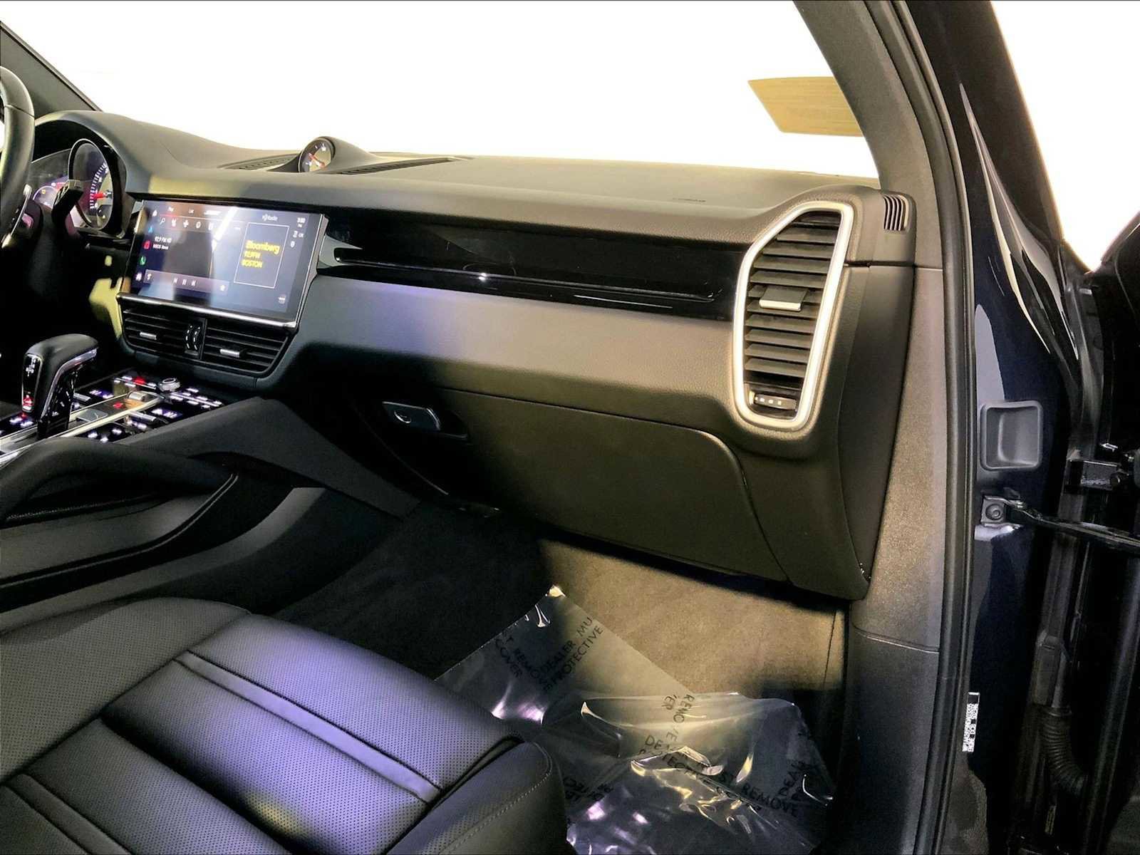 Certified 2022 Porsche Cayenne w/ Premium Package image 22