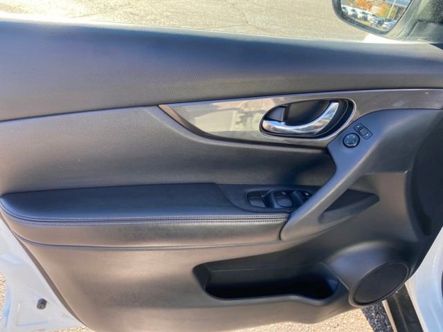 Used 2020 Nissan Rogue SV image 14