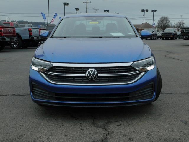 Used 2024 Volkswagen Jetta SE image 3