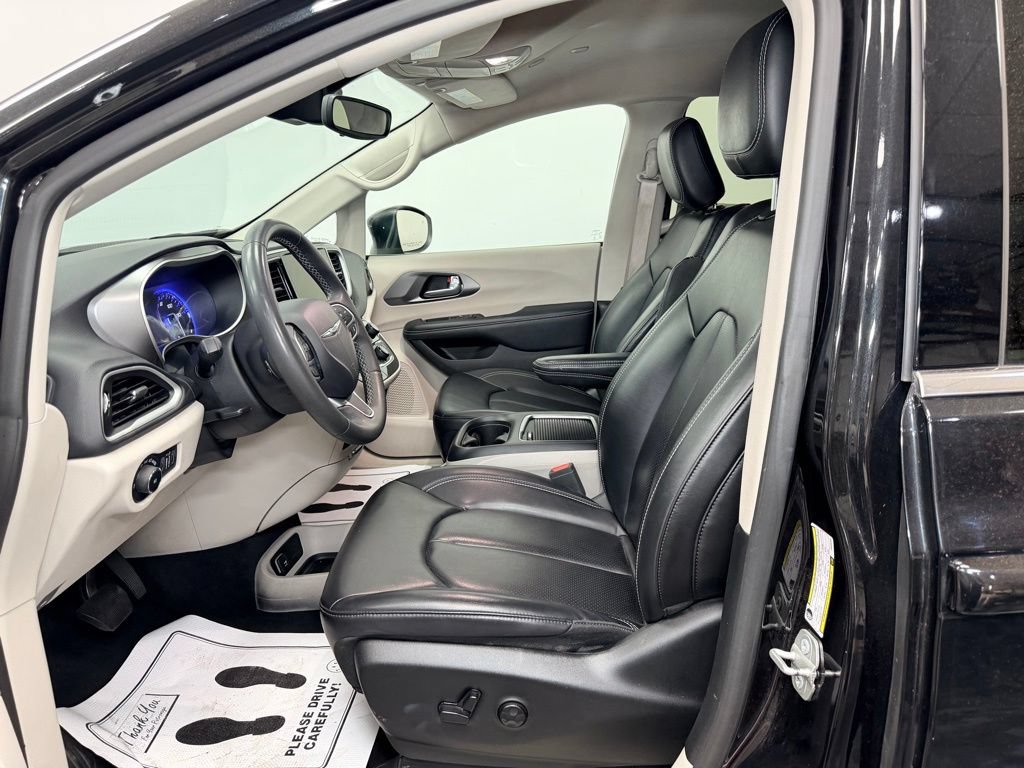 Used 2023 Chrysler Pacifica Touring-L FWD image 3