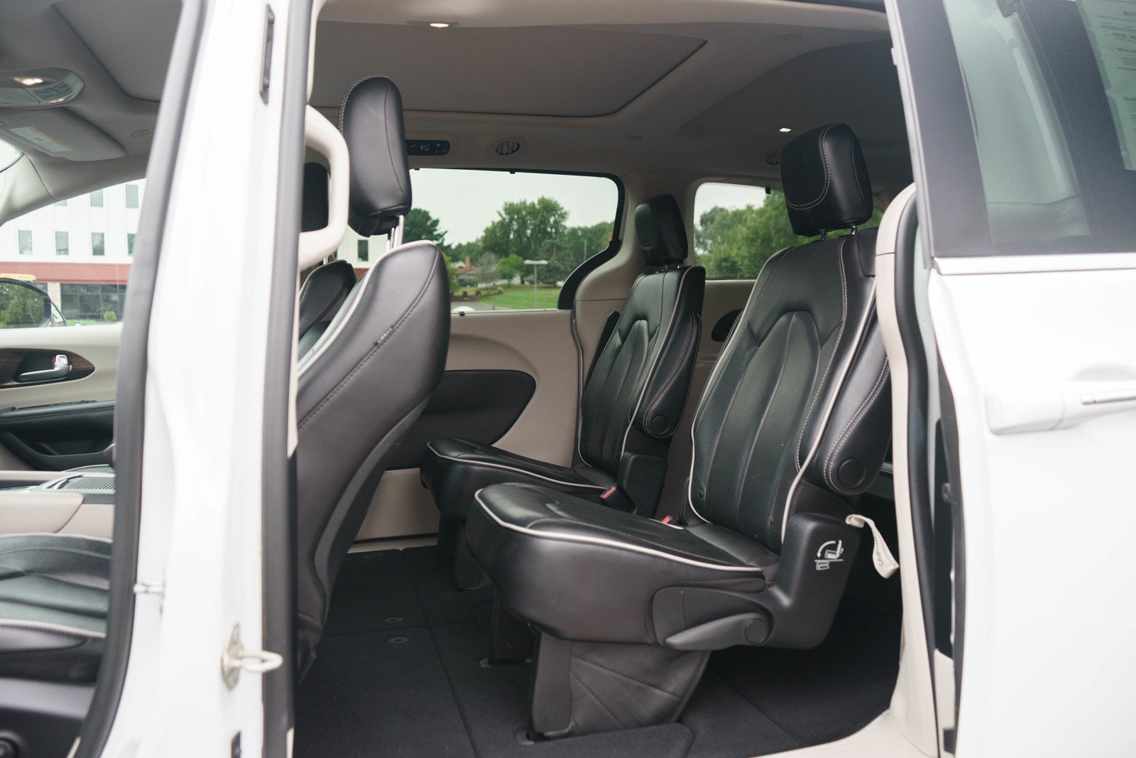 Used 2023 Chrysler Pacifica Limited FWD image 14