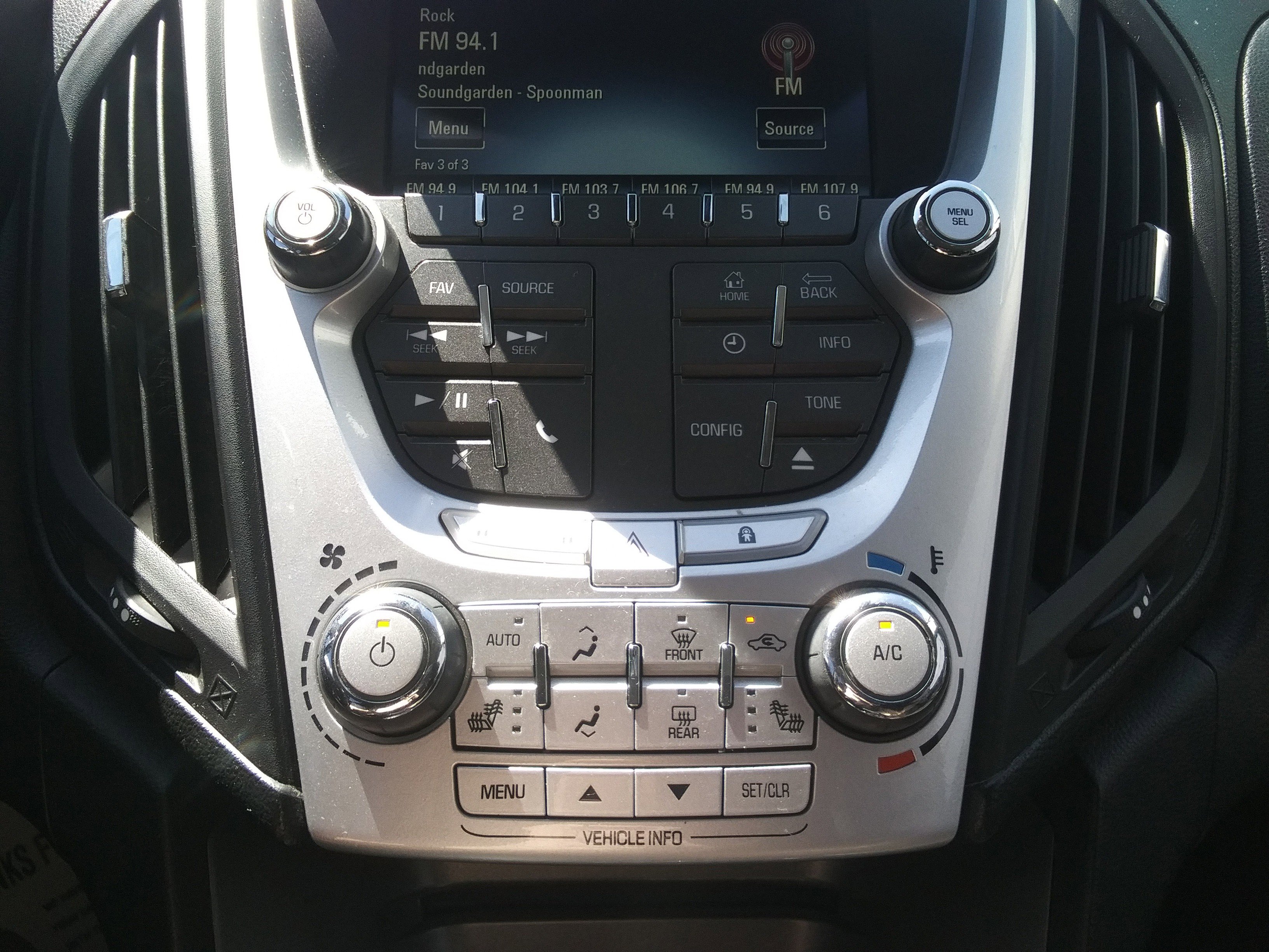 Used 2012 Chevrolet Equinox LTZ FWD image 18