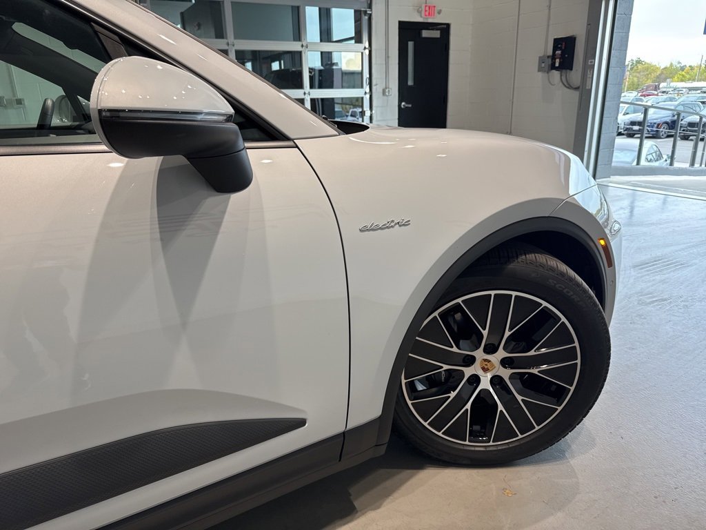Used 2025 Porsche Macan 4 Electric image 4