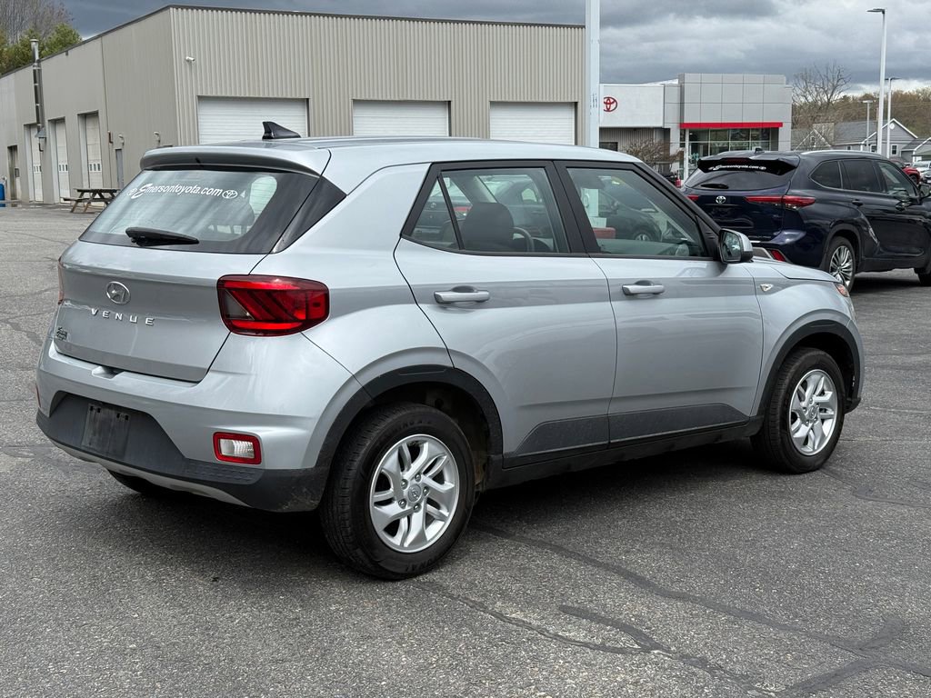 Used 2022 Hyundai Venue SE FWD image 6