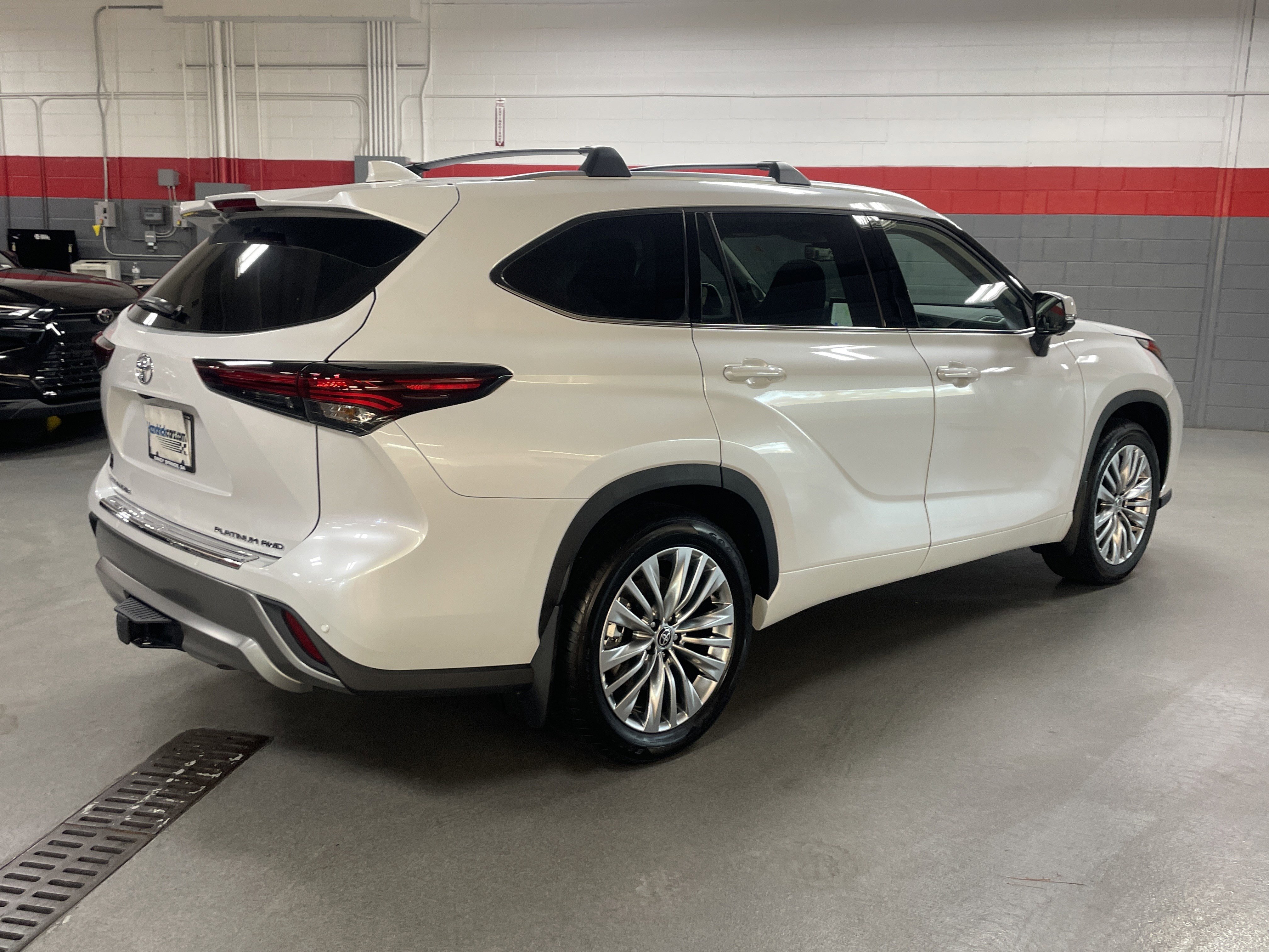 Certified 2025 Toyota Highlander Platinum image 10