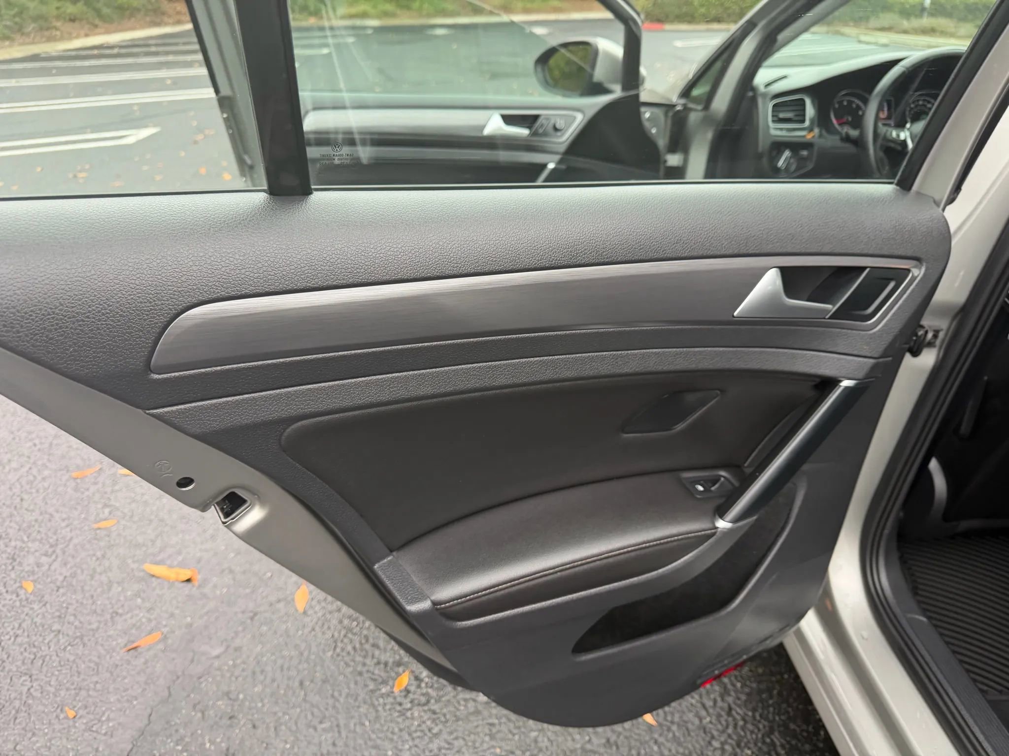 Used 2018 Volkswagen Golf SE image 15