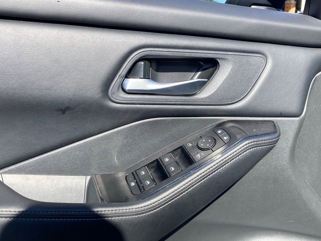 Used 2025 Nissan Rogue SV image 12