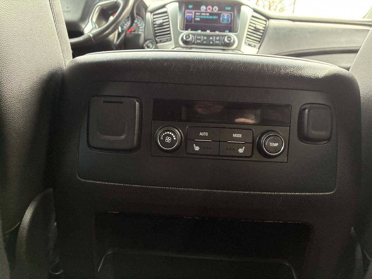Used 2015 Chevrolet Suburban LT w/ Luxury Package AWD/4WD image 18