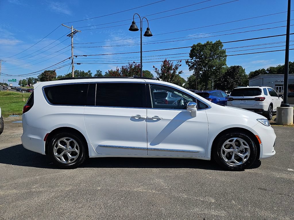 Used 2022 Chrysler Pacifica Limited FWD image 8