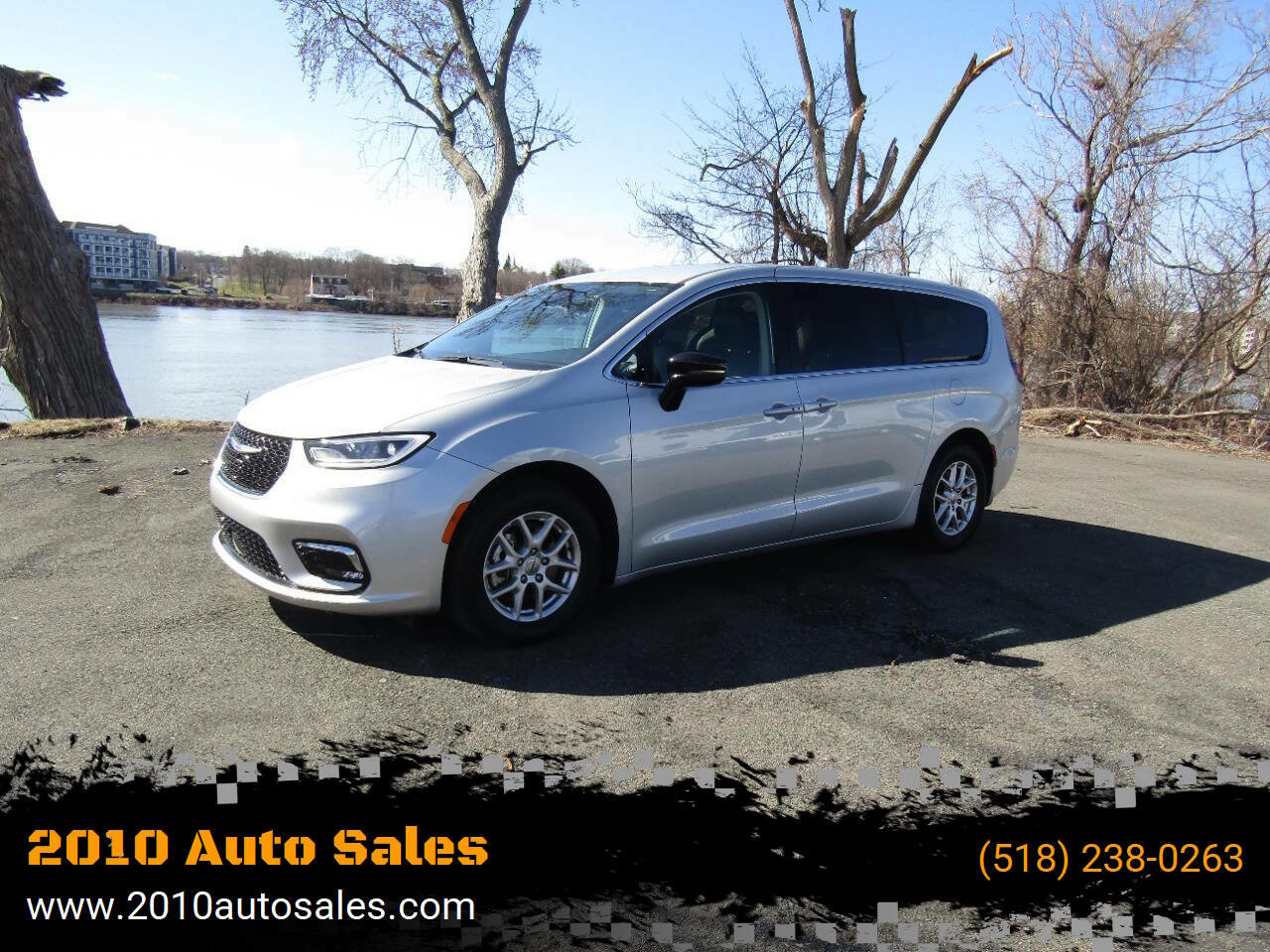Used 2024 Chrysler Pacifica Touring-L image 1
