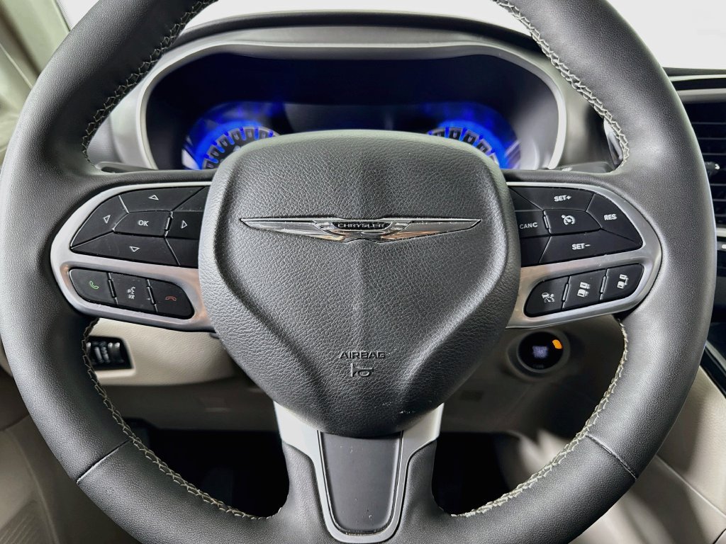 Used 2022 Chrysler Pacifica Touring-L FWD image 39