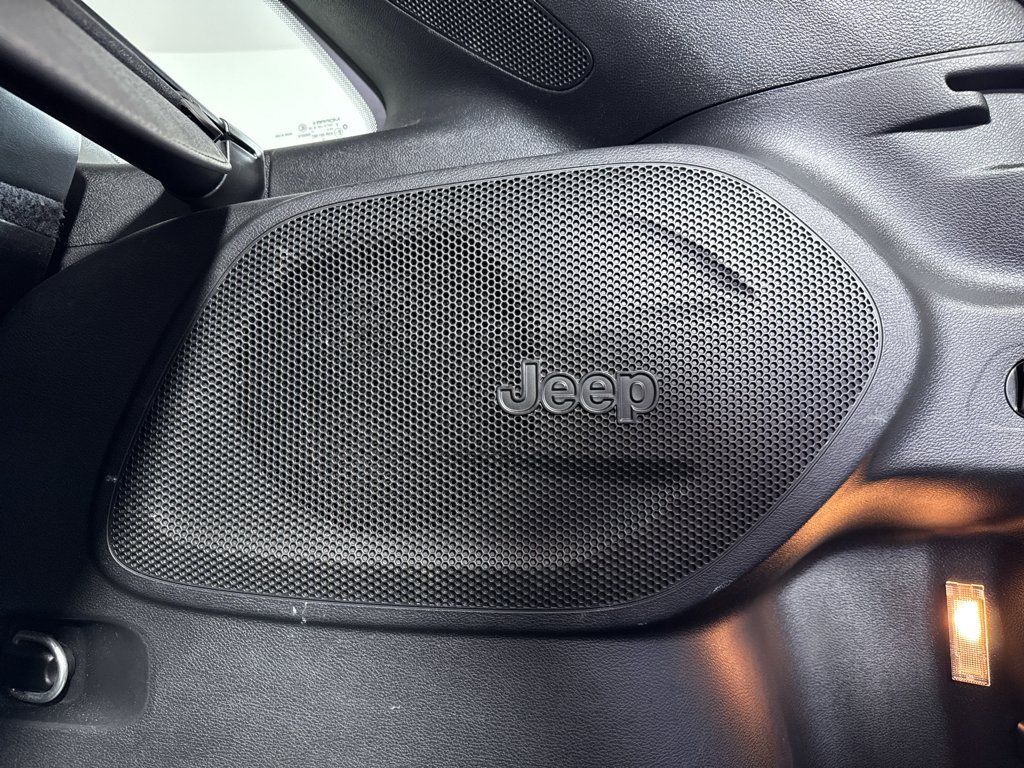 Used 2019 Jeep Cherokee Trailhawk AWD/4WD image 9