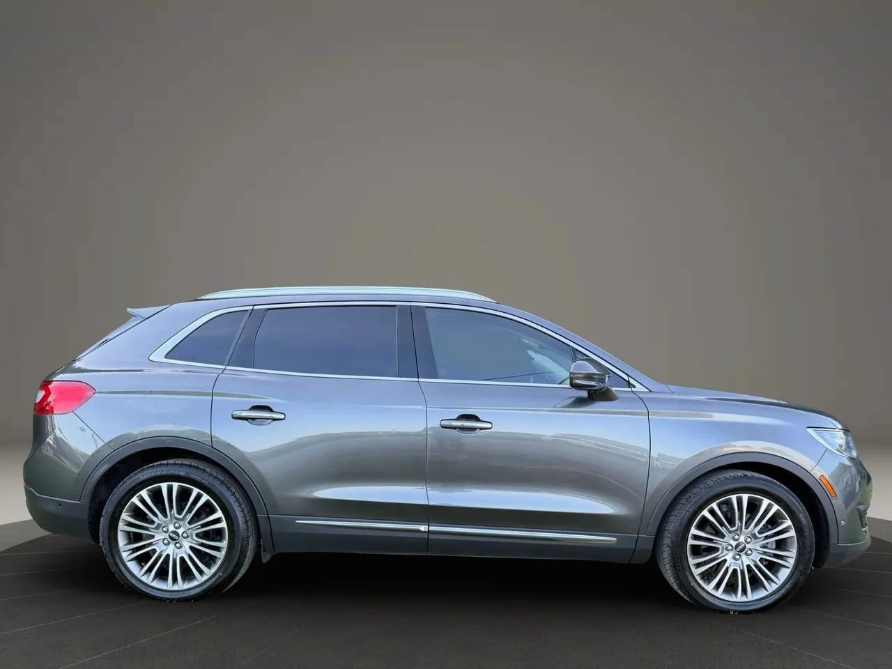 Used 2017 Lincoln MKX Reserve FWD image 2