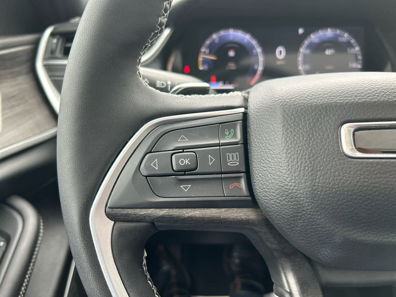 Used 2025 Jeep Grand Cherokee L Limited w/ Black Appearance Package image 32