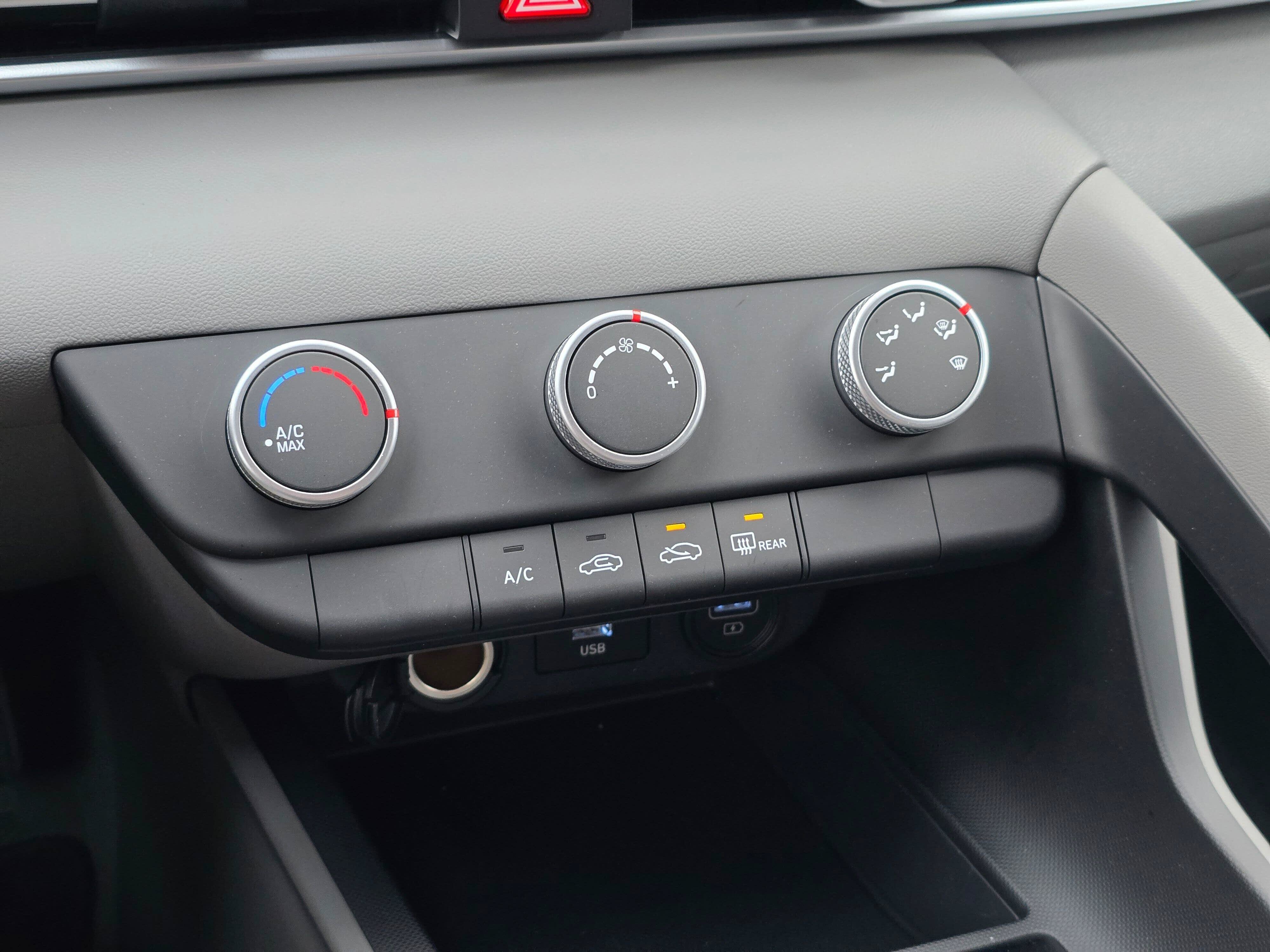 Used 2022 Hyundai Elantra SE FWD image 23