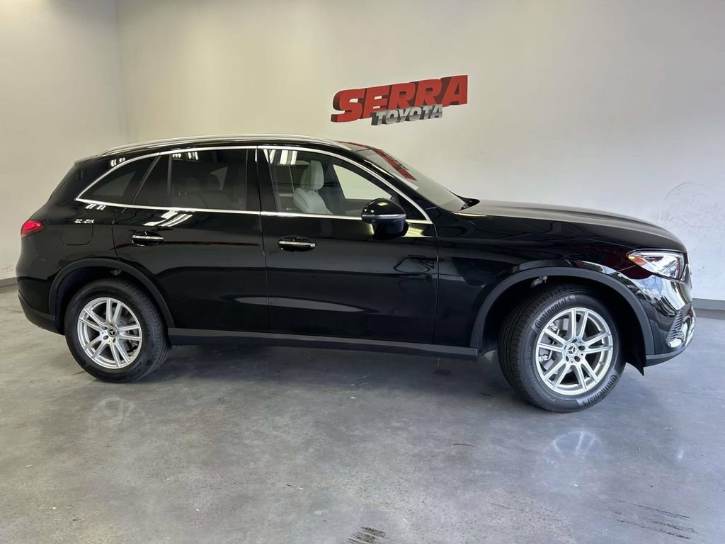 Used 2025 Mercedes-Benz GLC 300 image 2