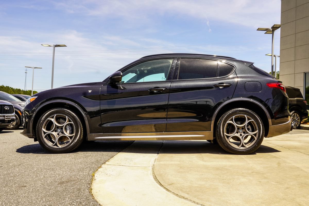 Used 2023 Alfa Romeo Stelvio Ti AWD/4WD image 9