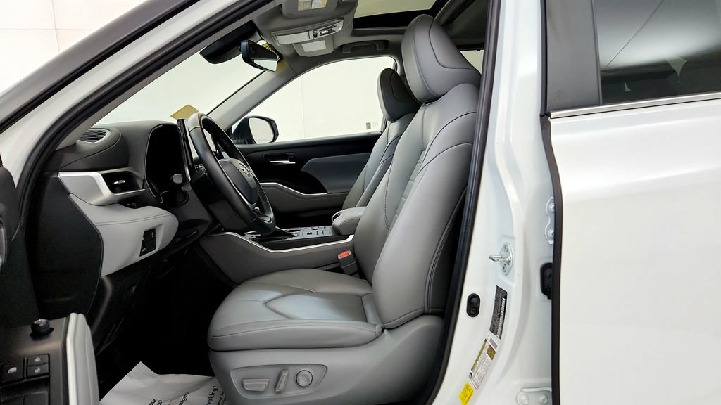 Used 2023 Toyota Highlander XLE AWD/4WD image 26