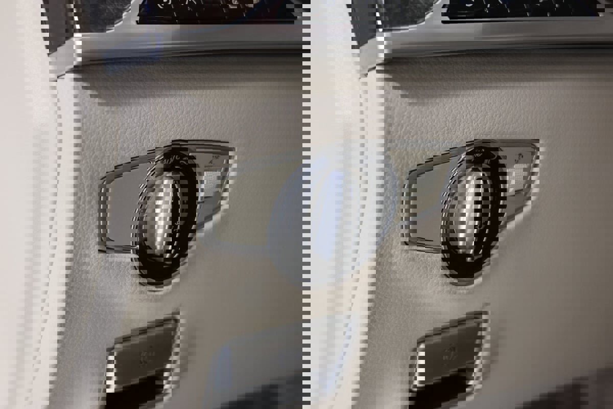 Used 2020 Mercedes-Benz S 560 4MATIC Sedan image 25