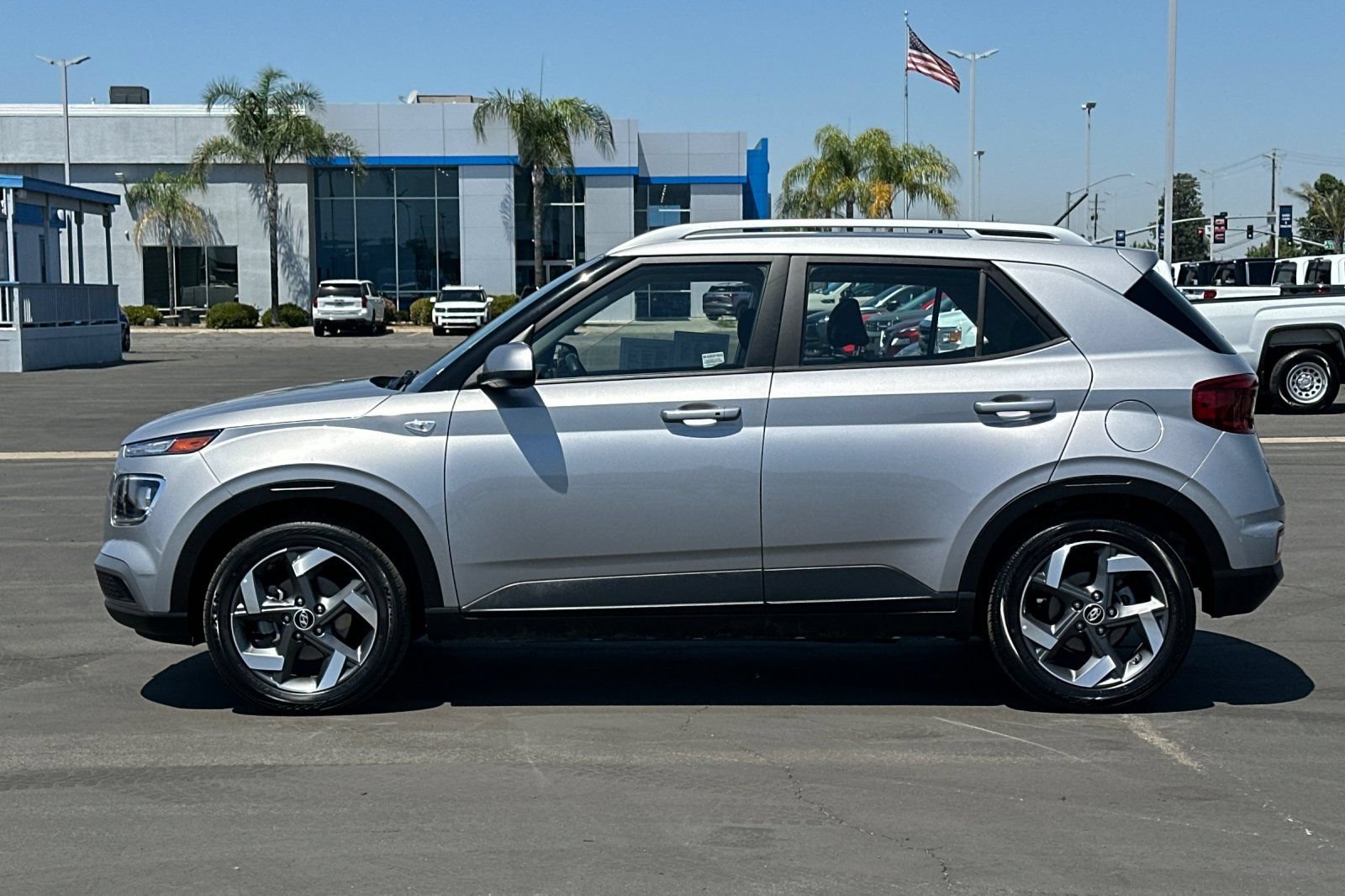 Used 2025 Hyundai Venue SEL FWD image 8