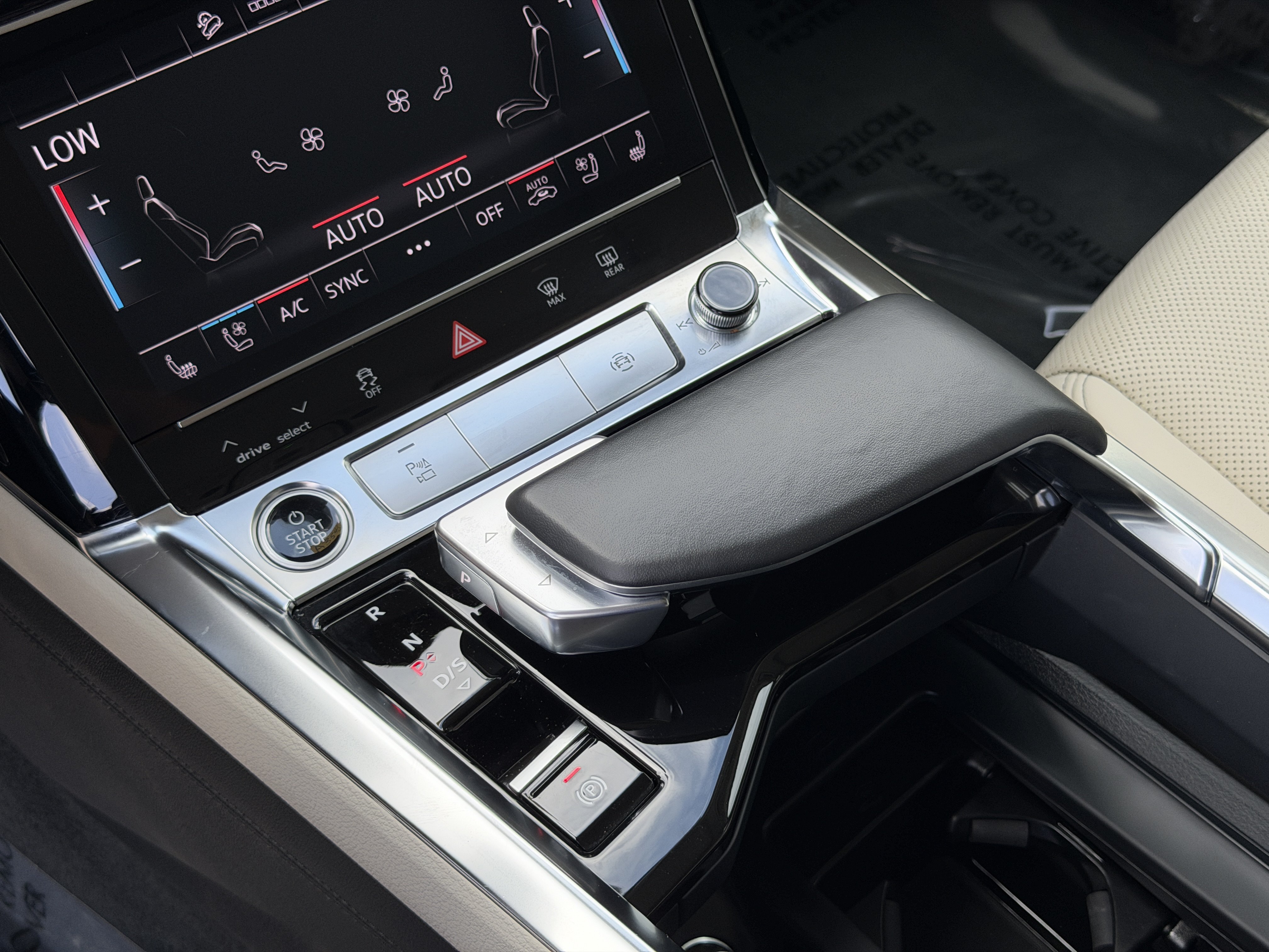 Certified 2024 Audi Q8 e-tron Premium Plus w/ Premium Plus Package AWD/4WD image 30