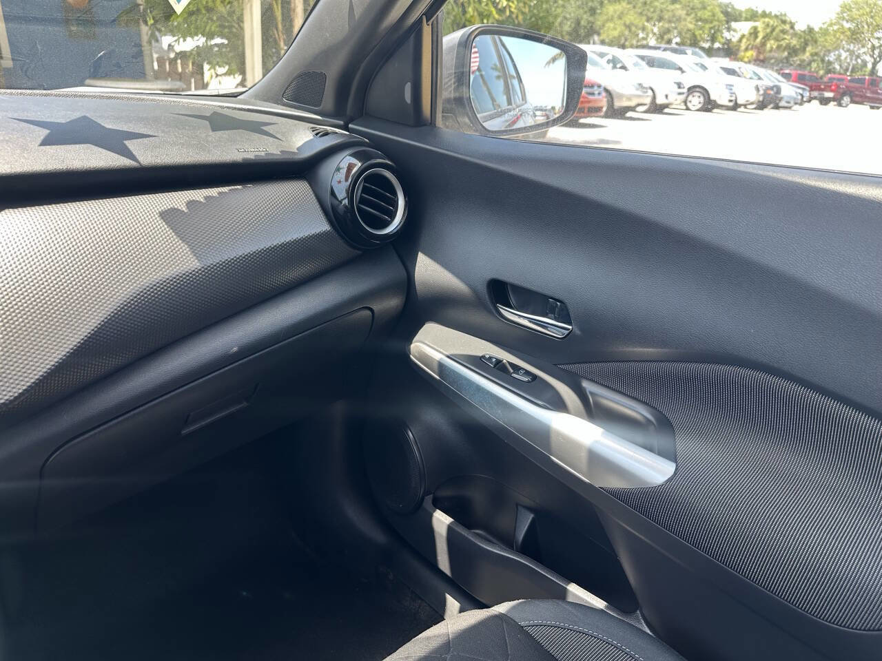 Used 2019 Nissan Kicks SV FWD image 14