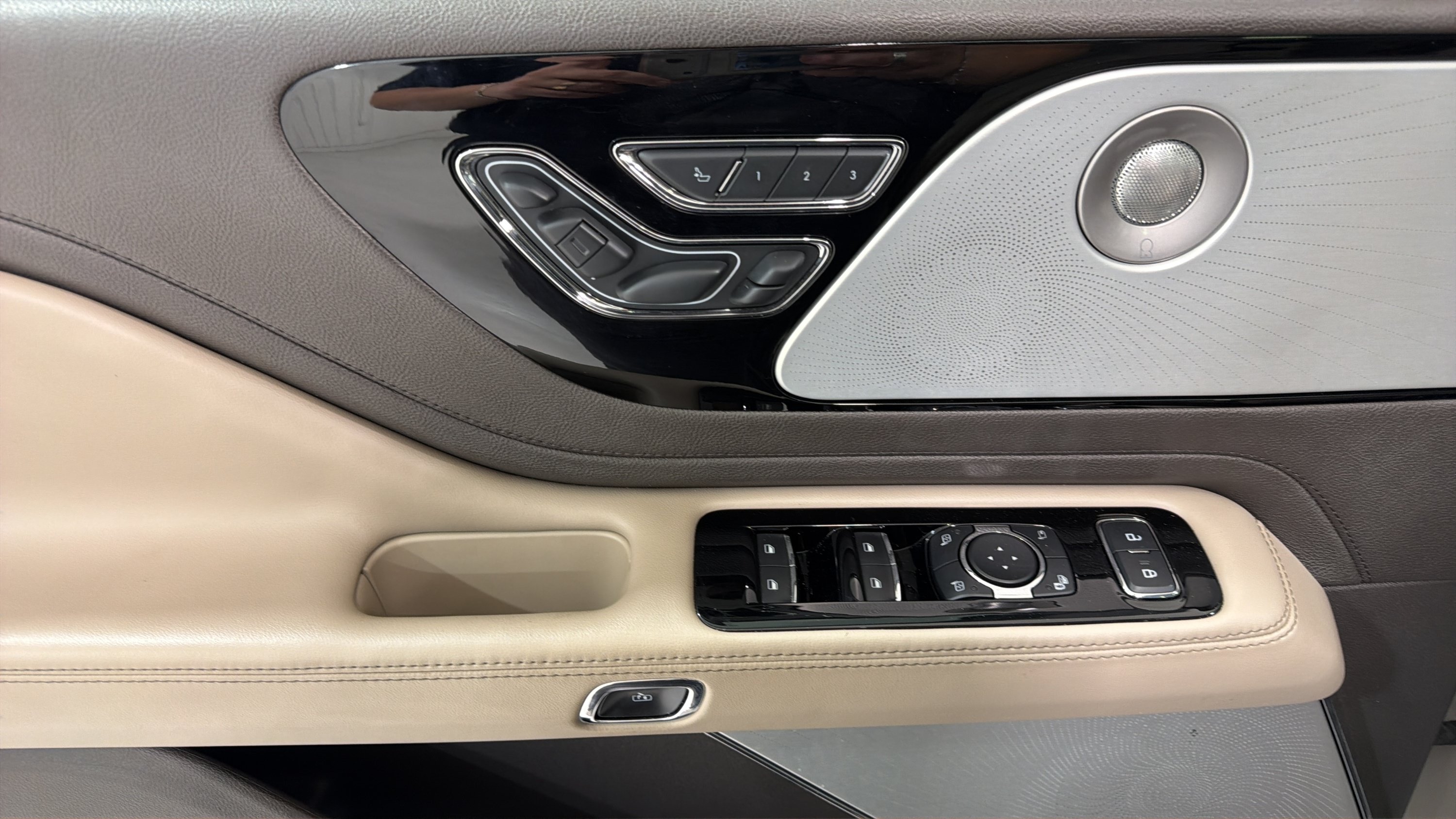 Used 2020 Lincoln Aviator Reserve w/ Equipment Group 202A AWD/4WD image 11
