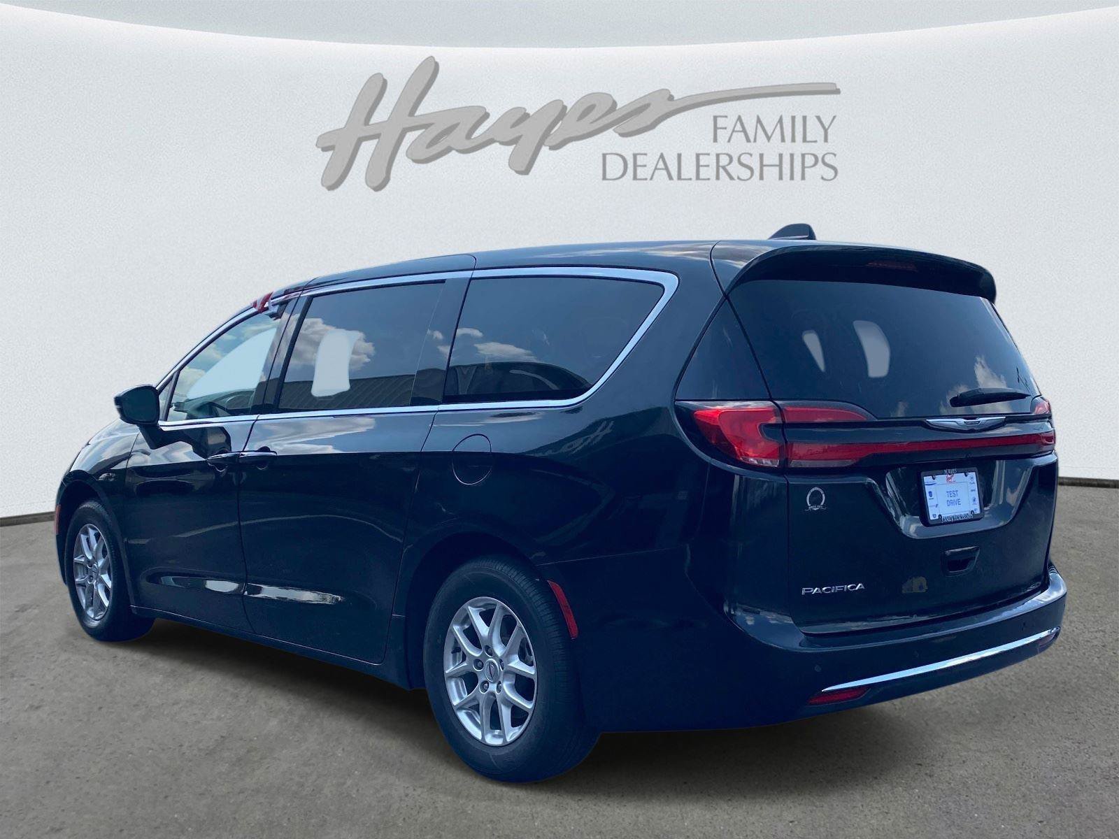 Used 2023 Chrysler Pacifica Touring-L FWD image 8