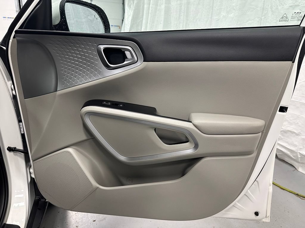 Used 2023 Kia Soul LX w/ LX Technology Package FWD image 56