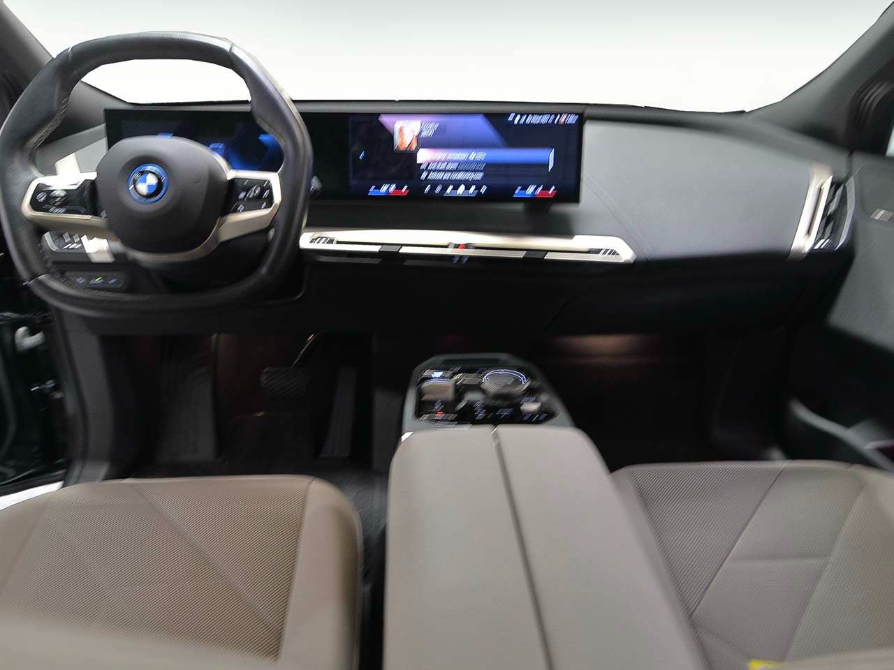 Used 2024 BMW iX xDrive50 w/ Premium Package AWD/4WD image 13
