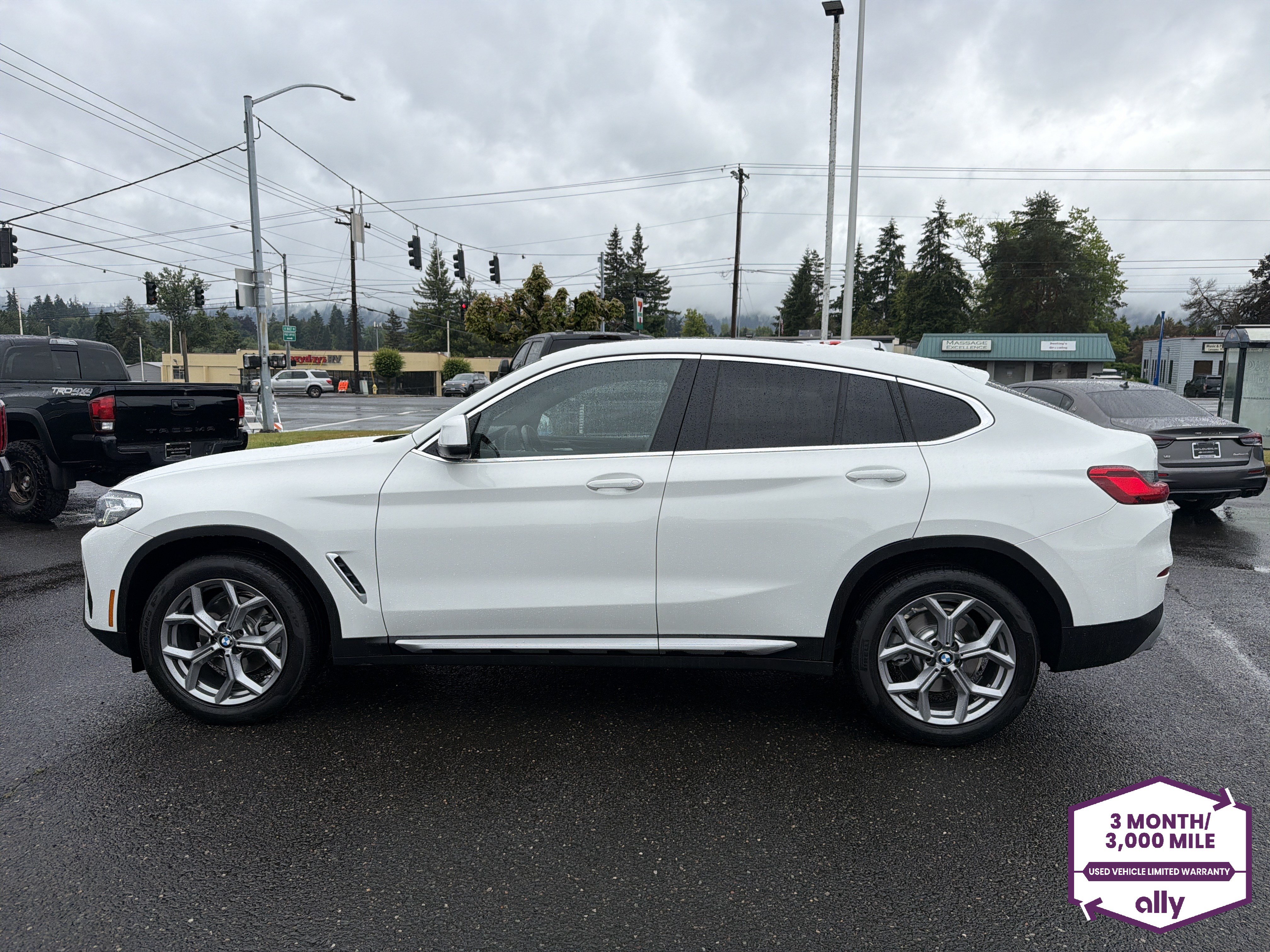 Used 2025 BMW X4 xDrive30i AWD/4WD image 2