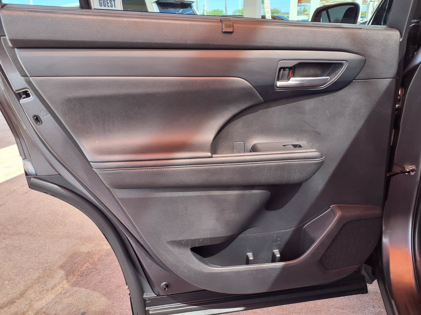 Used 2024 Toyota Highlander XLE FWD image 11