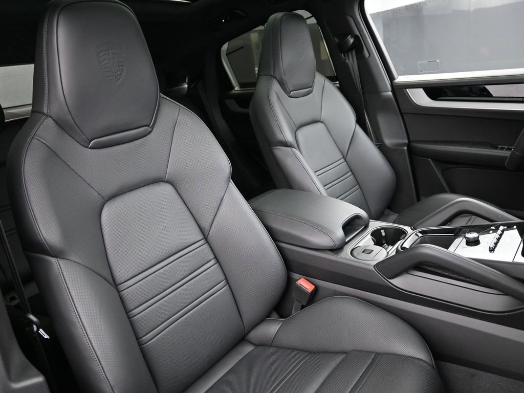 Certified 2025 Porsche Cayenne E-Hybrid Coupe AWD/4WD image 30