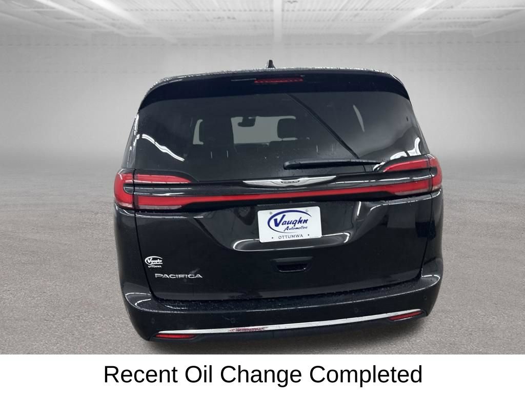 Used 2025 Chrysler Pacifica Select FWD image 11