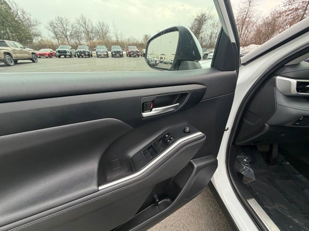 Used 2023 Toyota Highlander XLE image 21