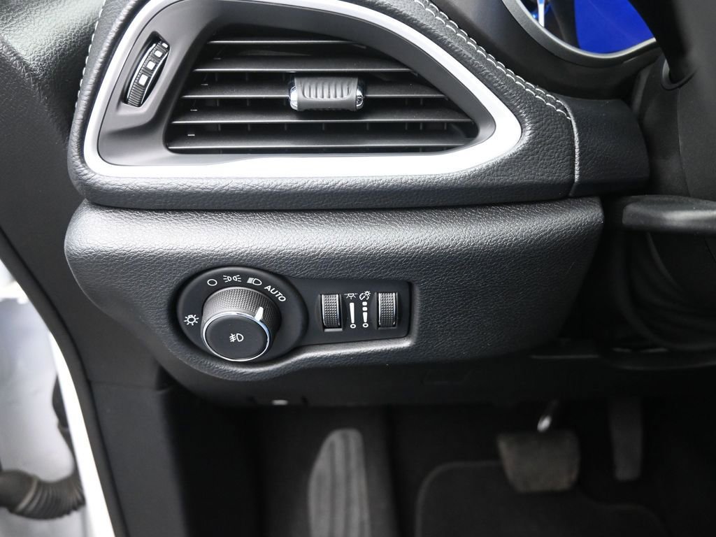 Used 2025 Chrysler Pacifica Select w/ Uconnect Theater Family Group image 33