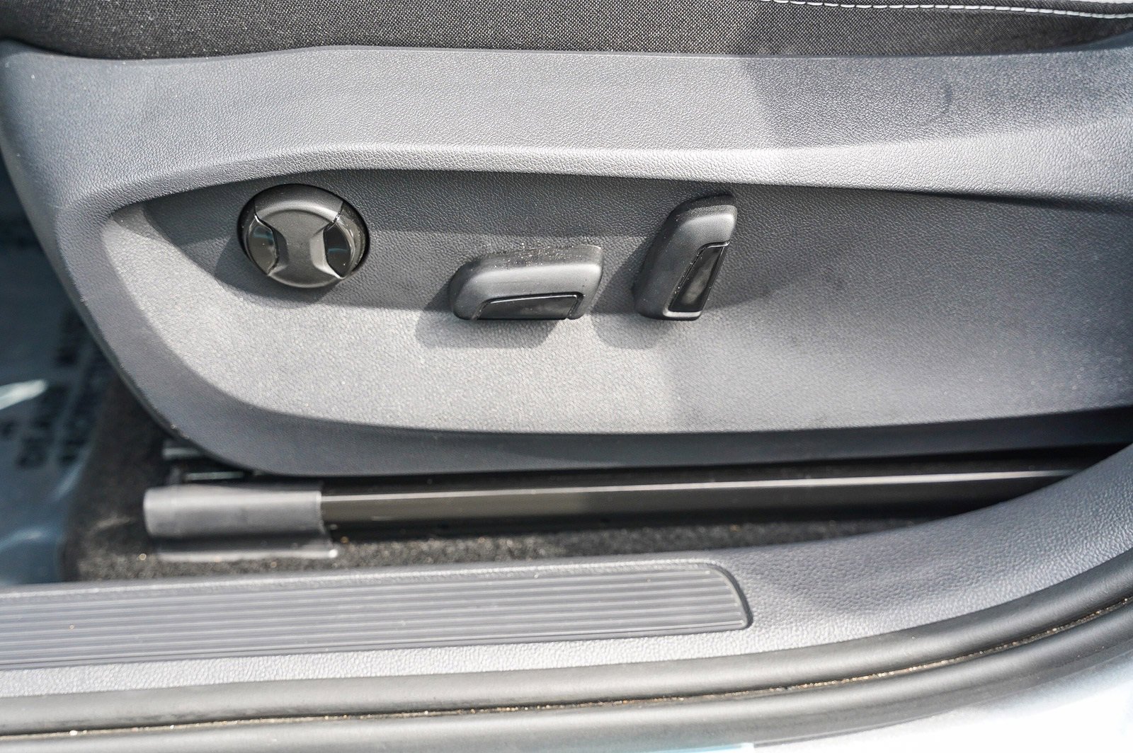 Certified 2025 Volkswagen Taos SE image 20