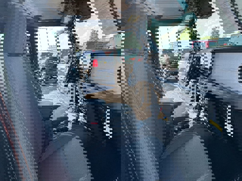 New 2025 Jeep Gladiator Sport image 17