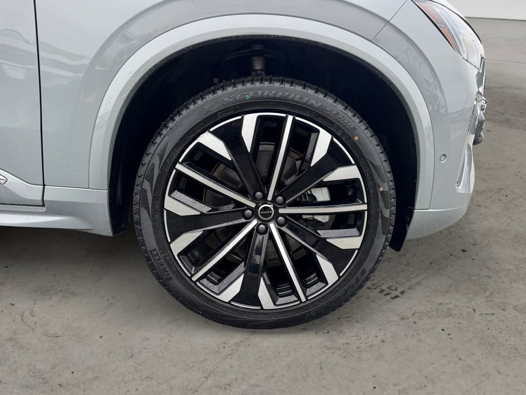 Certified 2025 Volvo XC90 B5 Plus AWD/4WD image 9