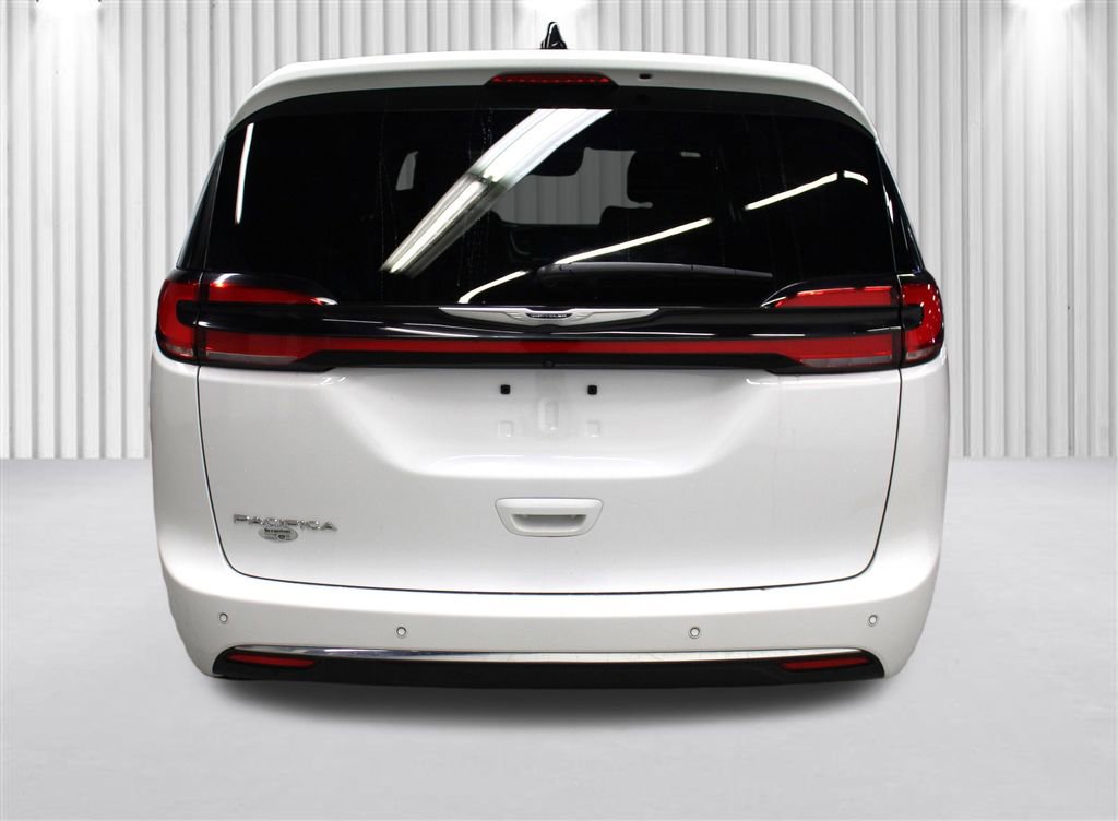 Used 2025 Chrysler Pacifica Select image 4