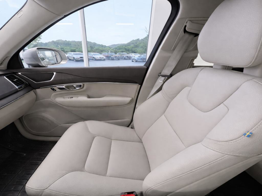 Used 2020 Volvo XC90 T5 Momentum FWD image 17