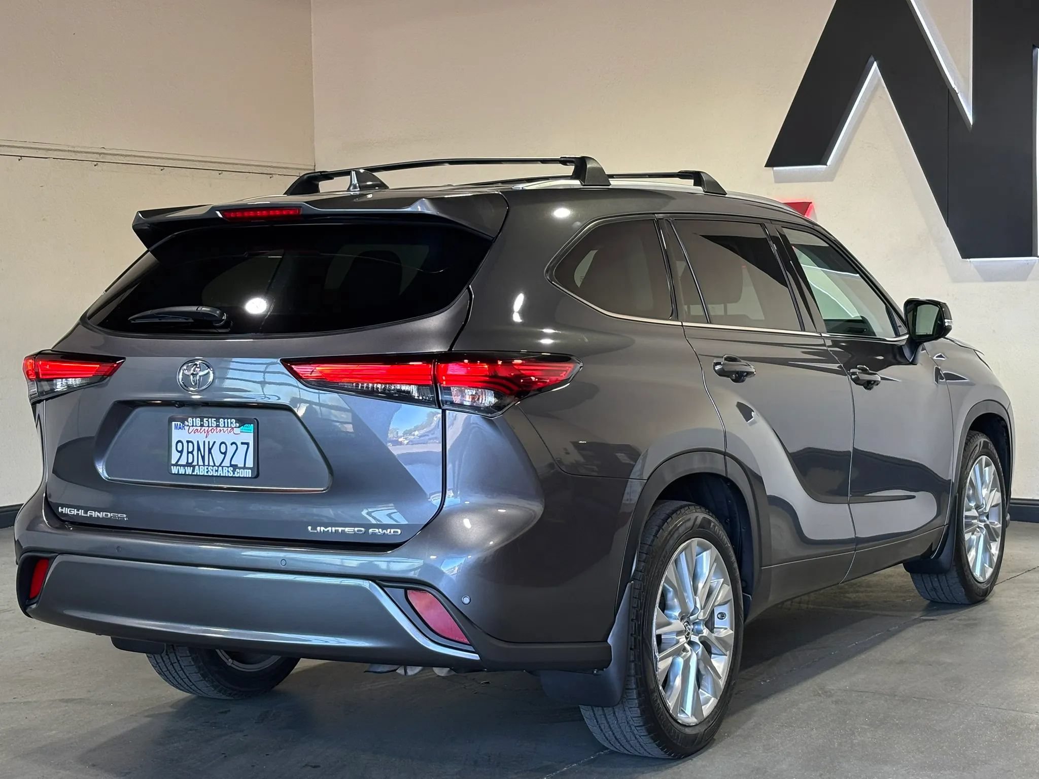 Used 2022 Toyota Highlander Limited AWD/4WD image 4