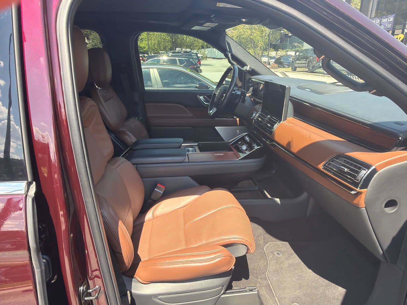 Used 2024 Lincoln Navigator Reserve AWD/4WD image 3