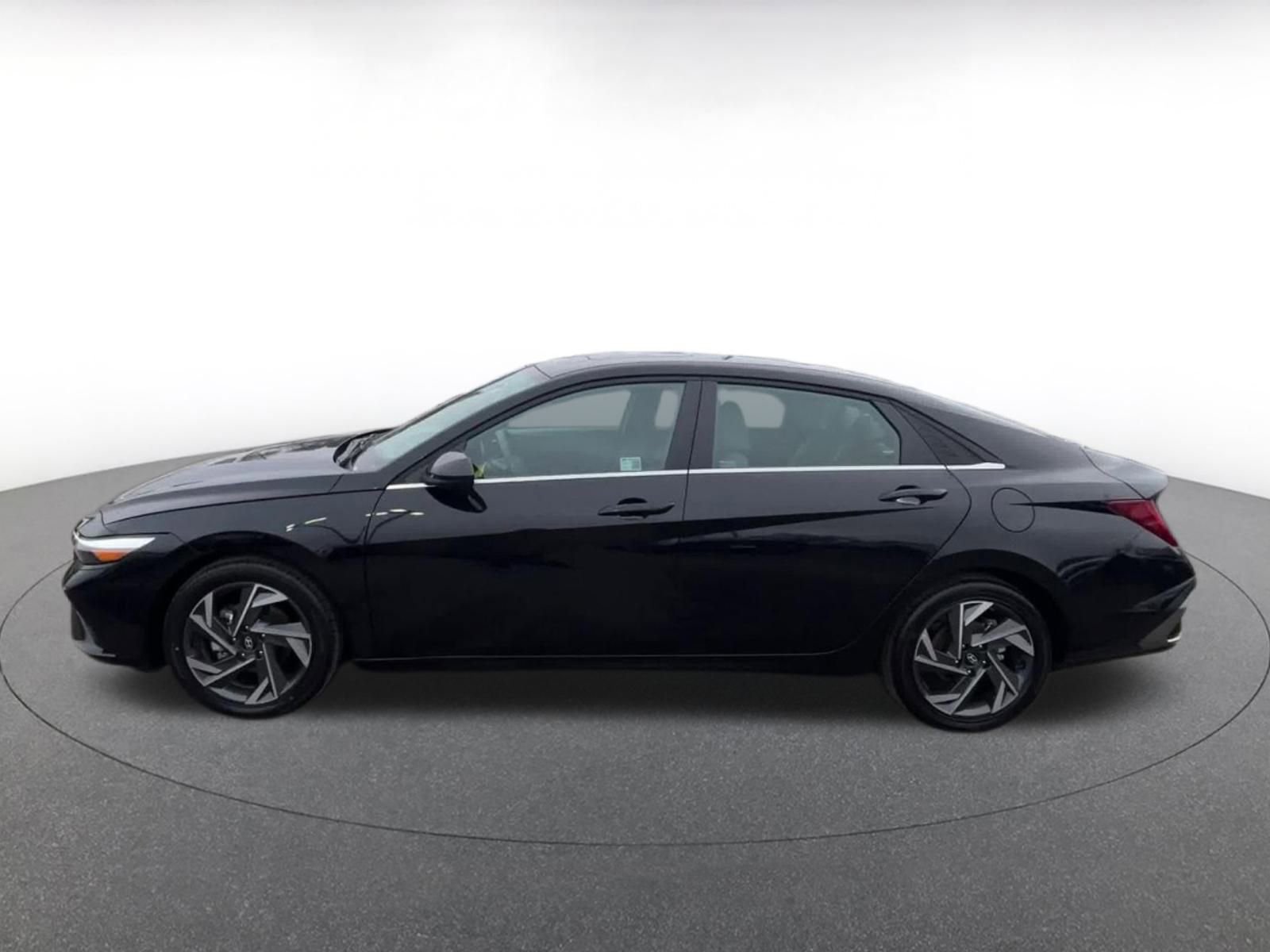 Used 2025 Hyundai Elantra SEL image 9