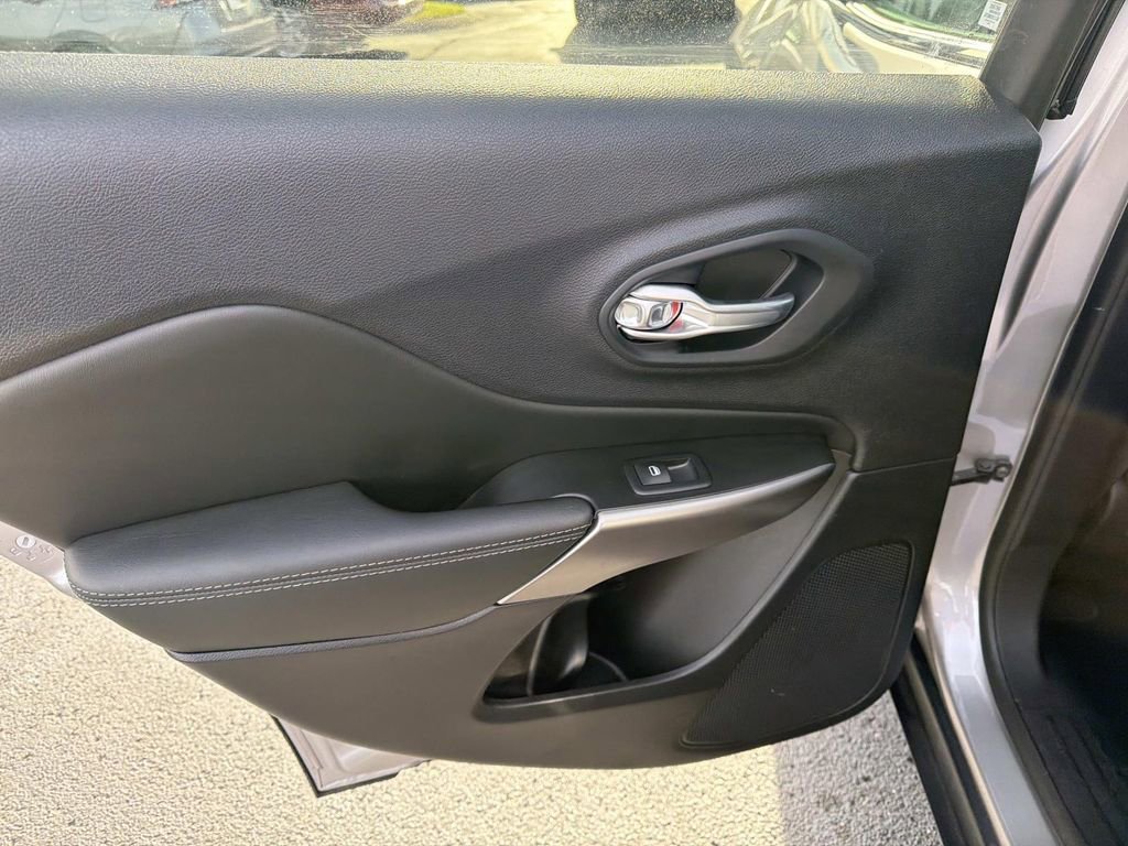 Used 2022 Jeep Cherokee Latitude Lux w/ Sun & Sound Group image 15